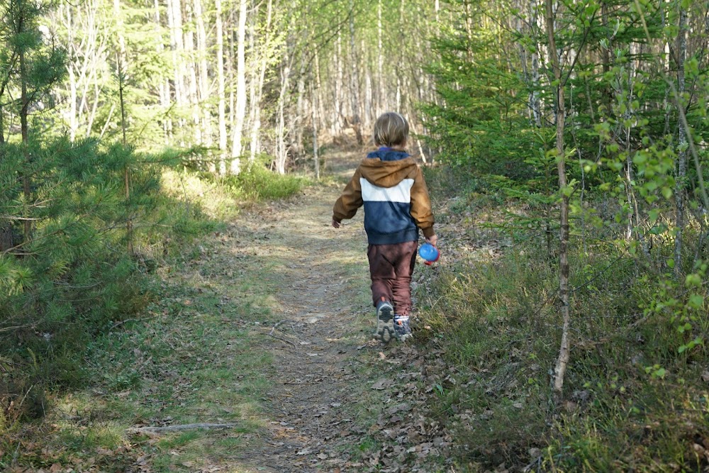 gutt som går på tur i skogen